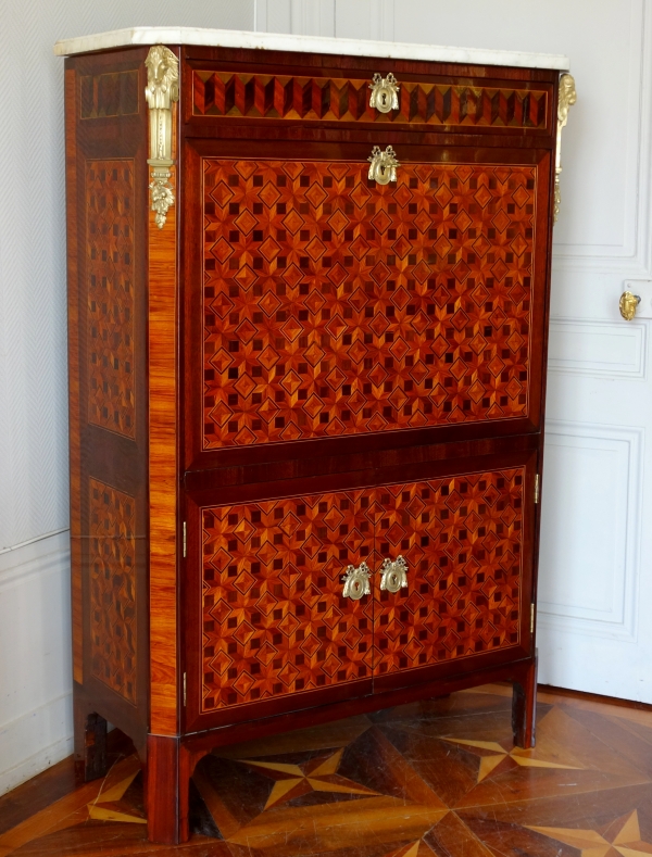 Détail — C Krier : secrétaire à riche marqueterie polychrome, époque Louis XVI - estampillé