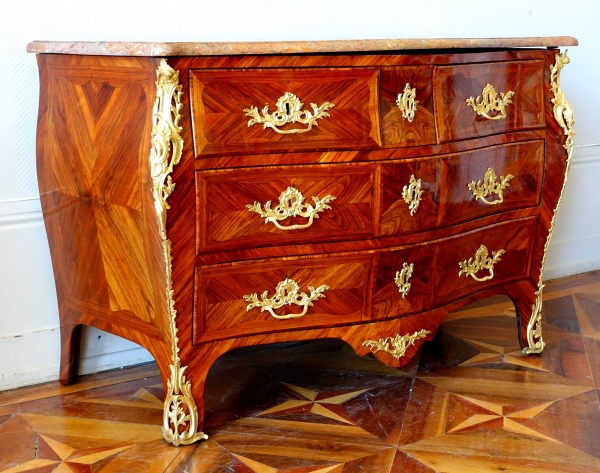 Détail — JB Hédouin : commode tombeau d'époque Louis XV en bois de rose, vers 1750 - estampillée