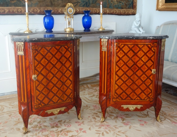 Détail — Martin Ohneberg : paire d'encoignures en marqueterie à la Reine, époque Transition Louis XV - estampillées