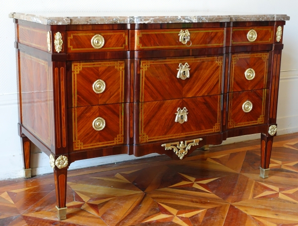 Détail — Commode à la Grecque d'époque Louis XV Transition en marqueterie de bois de rose - vers 1770