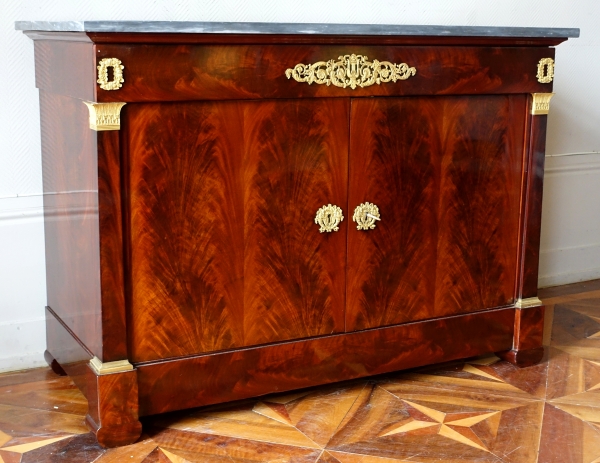 Détail — Commode à l'Anglaise en acajou, époque Empire Restauration - bronzes dorés et marbre bleu Turquin