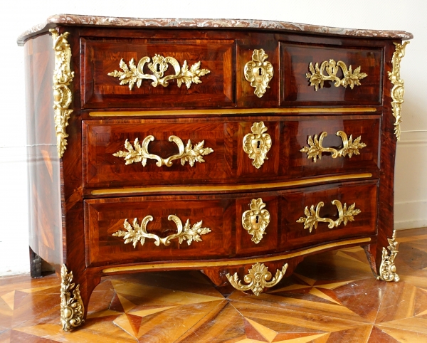 Detail — Commode d'époque Régence en bois de violette attribuable à Etienne Doirat