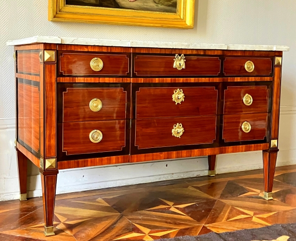 Détail — Grande commode sauteuse en marqueterie, époque Louis XVI - 145,5cm