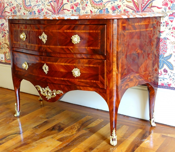 Détail — Hubert Hansen : commode d'époque Louis XV en plaquage de satiné - estampillée