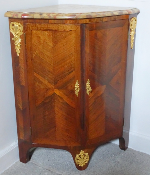Detail — Louis XV violoet wood marquetry corner cupboard - 18th century