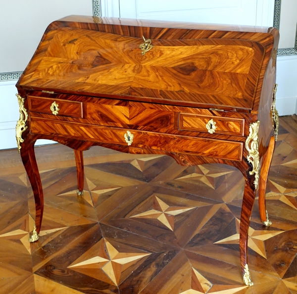 Détail — Léonard Boudin : bureau dos d'âne d'époque Louis XV en bois de violette - estampillé