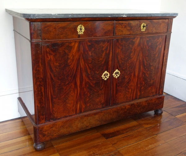 Détail — Buffet de salle à manger en acajou, bronze doré, marbre bleu Turquin - époque Restauration