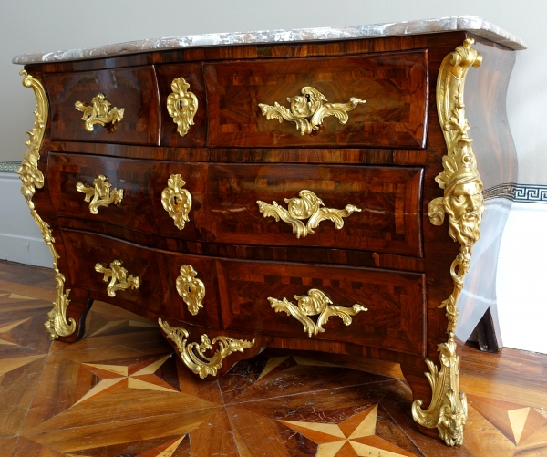 Détail — Commode tombeau d'époque Régence - Louis XV en bois de violette attribuée Jean-Charles Saunier