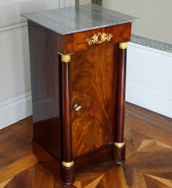 Détail — Somno / table de chevet à colonnes d'époque Empire, acajou, bronzes dorés mercure, marbre turquin