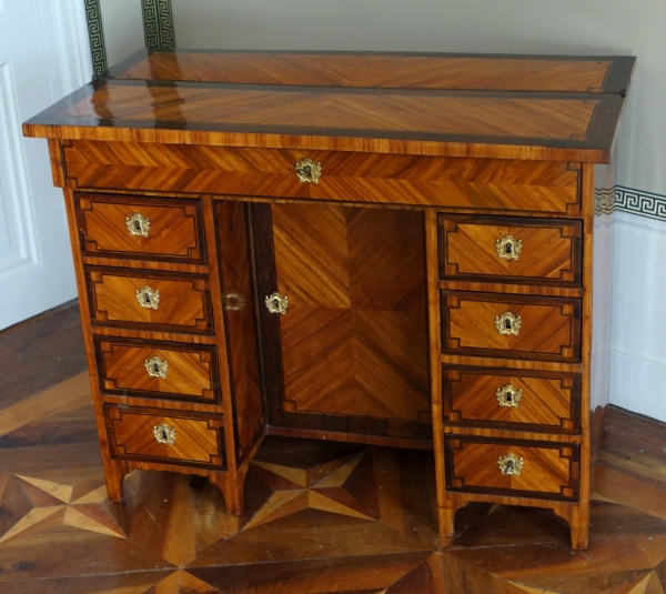 Détail — Bureau de changeur ou d'enfant en marqueterie d'époque Louis XVI