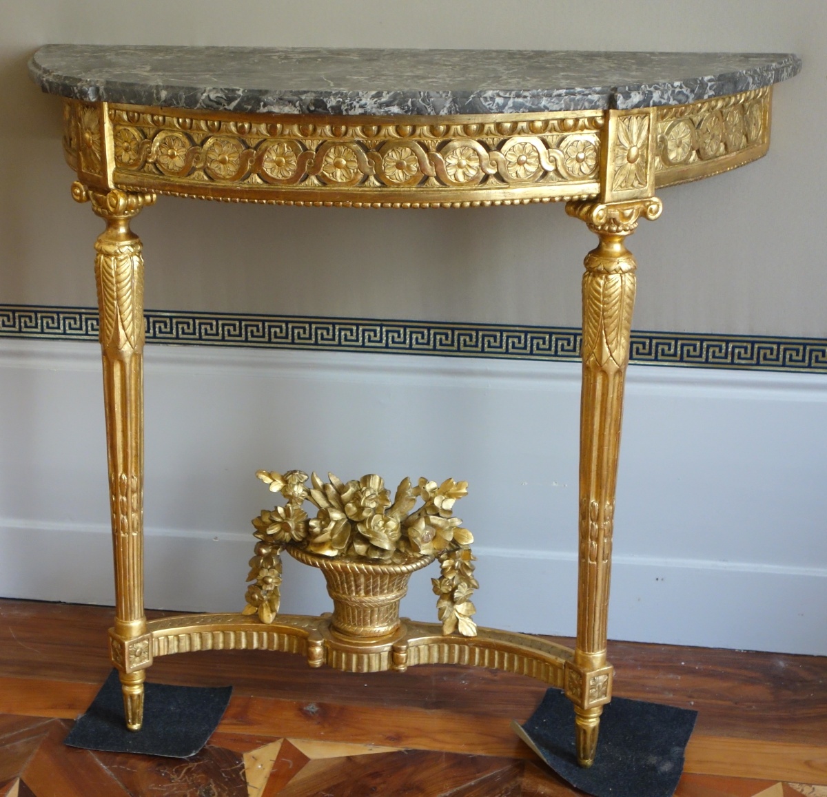 Détail — Console d'applique d'époque Louis XVI en bois sculpté et doré à la feuille d'or vers 1780