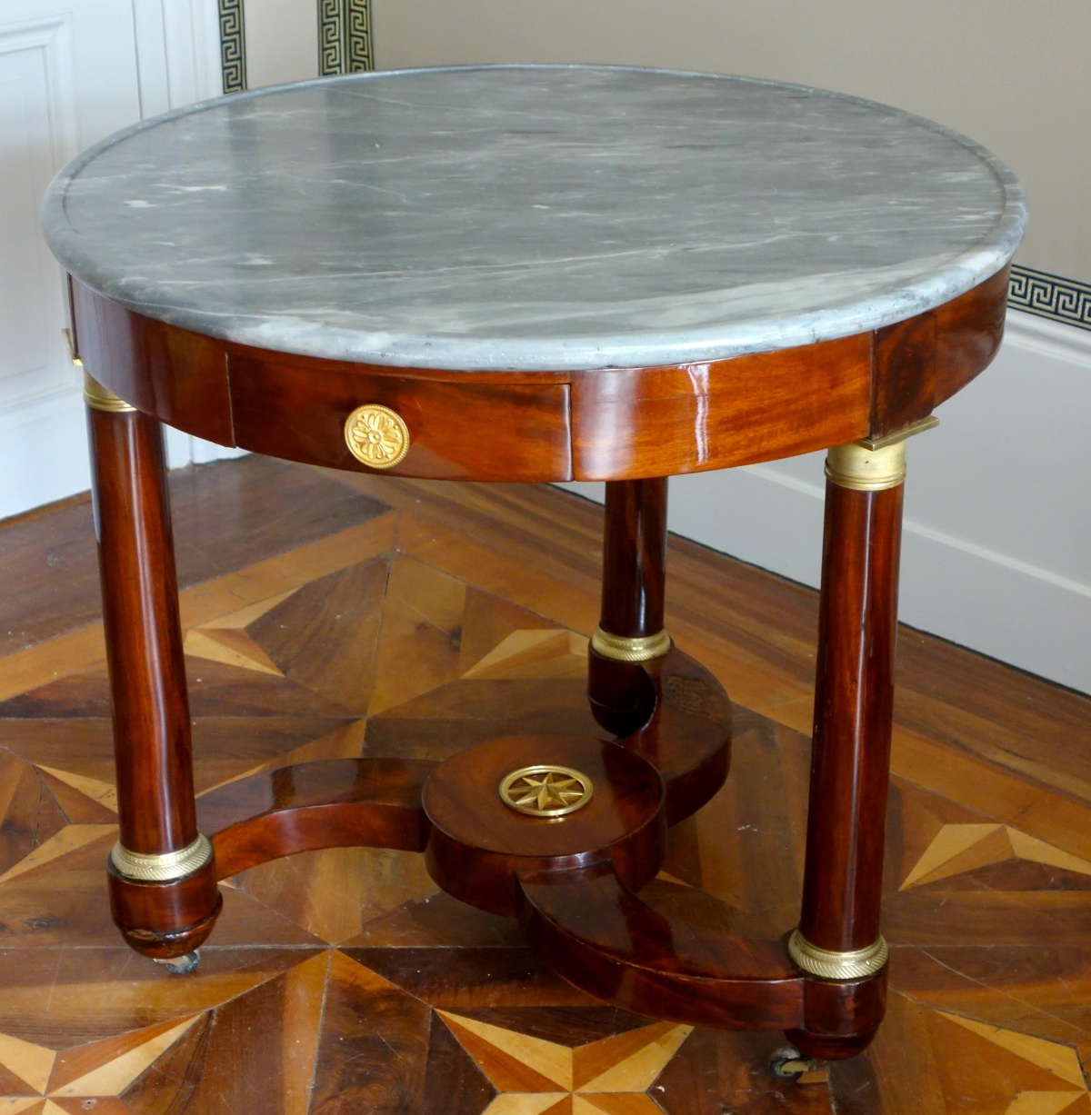 Détail — Guéridon / table à thé Empire en acajou, bronze doré au mercure et marbre bleu Turquin