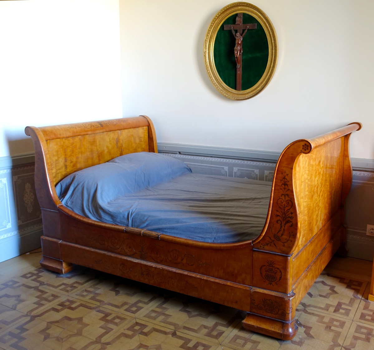 Detail — Charles X lemon tree bed, amaranth marquetry, early 19th century - with bedding