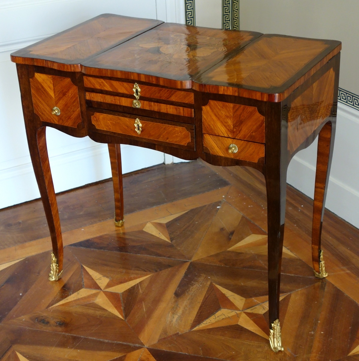 Detail — Louis XV / Transition marquetry dressing table - 18th Century