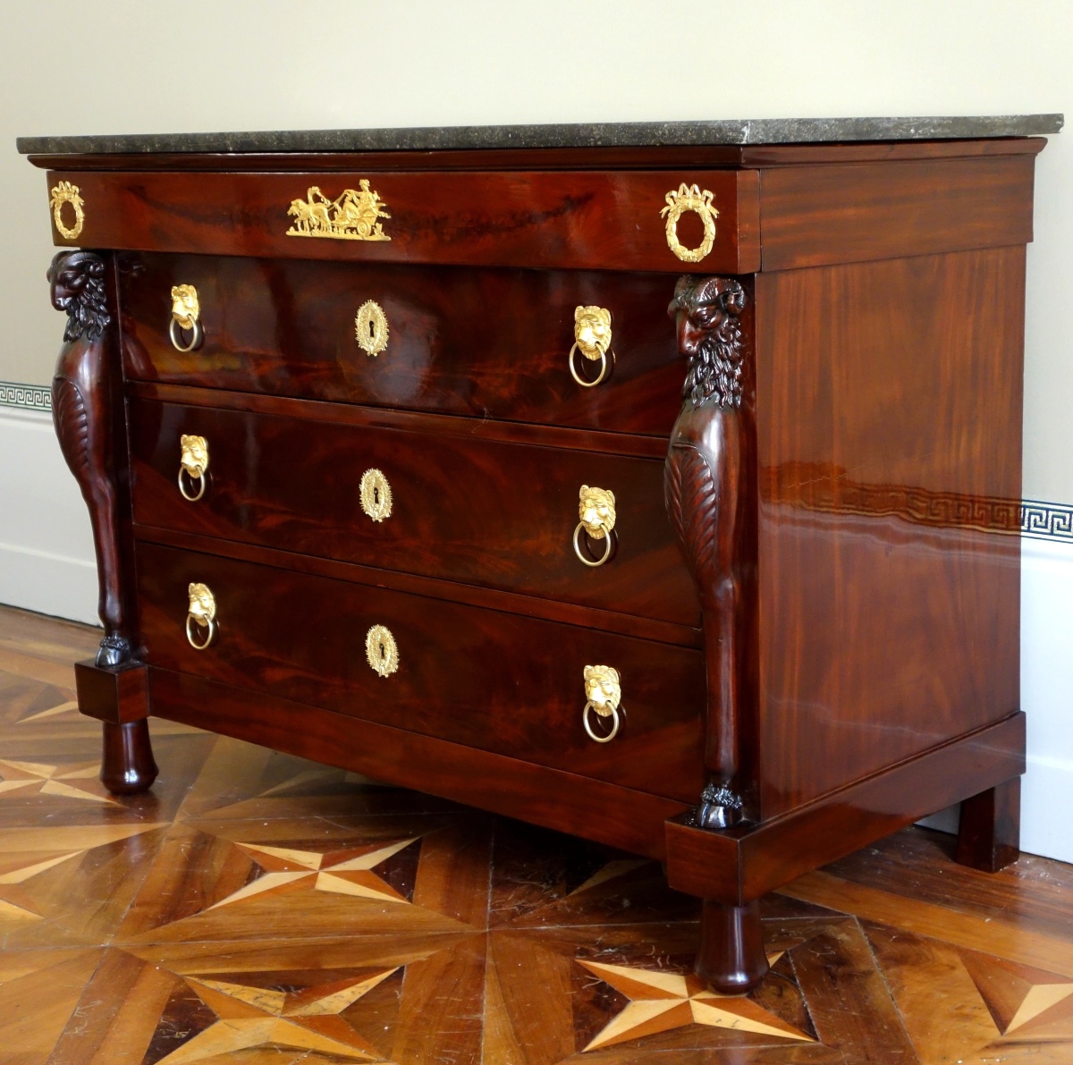 Détail — Commode aux béliers en acajou et bronze doré mercure d'époque Consulat attribuée à Jacob Frères