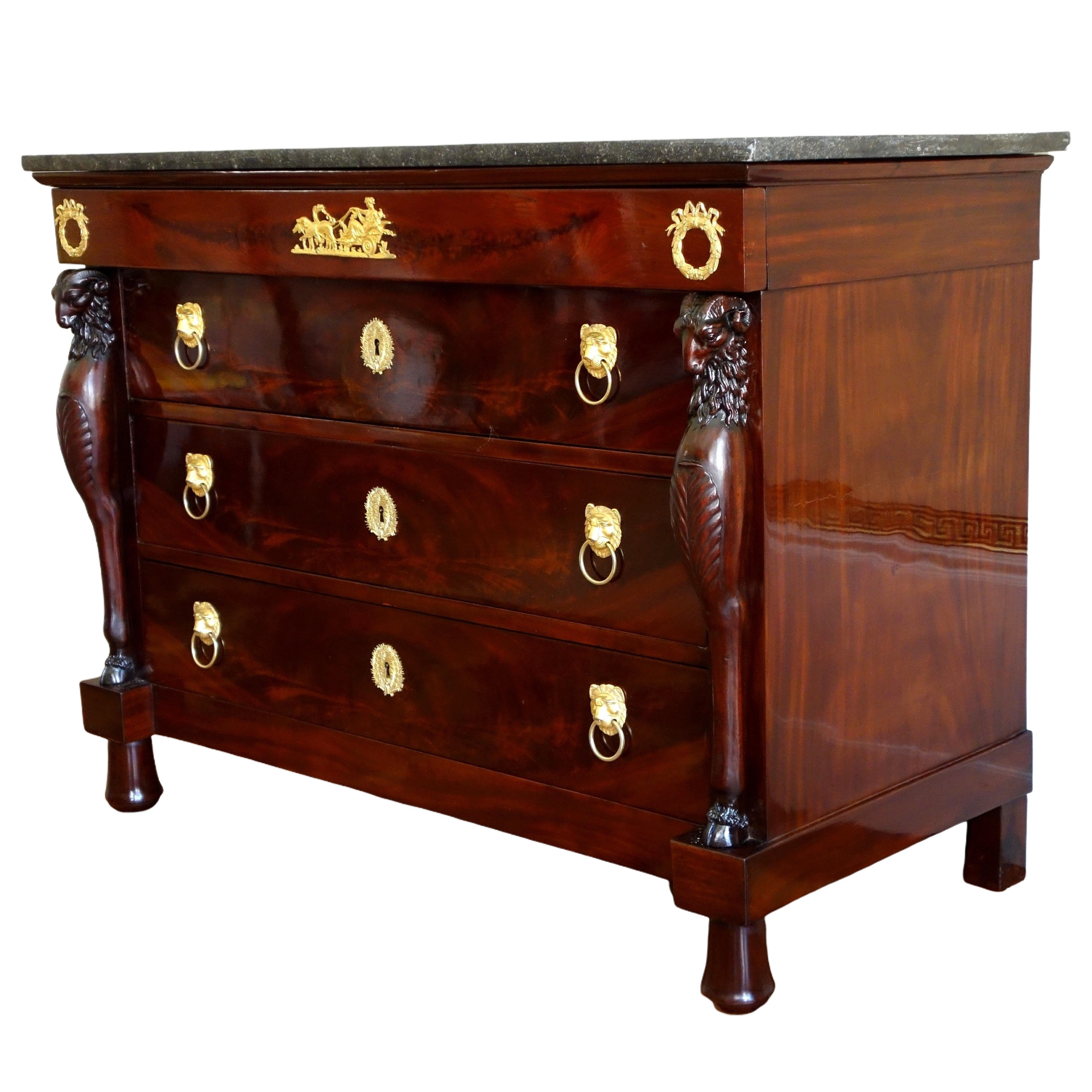 Commode aux béliers en acajou et bronze doré mercure d'époque Consulat attribuée à Jacob Frères