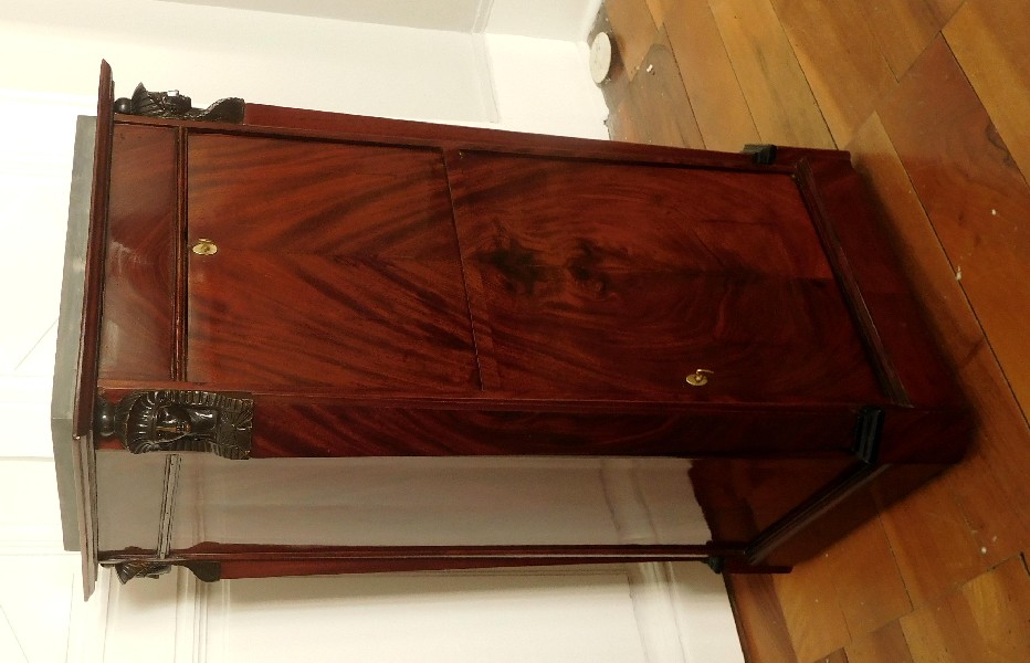 Détail — Somno, table de chevet ou gaine en acajou d'époque Empire, retour d'Egypte