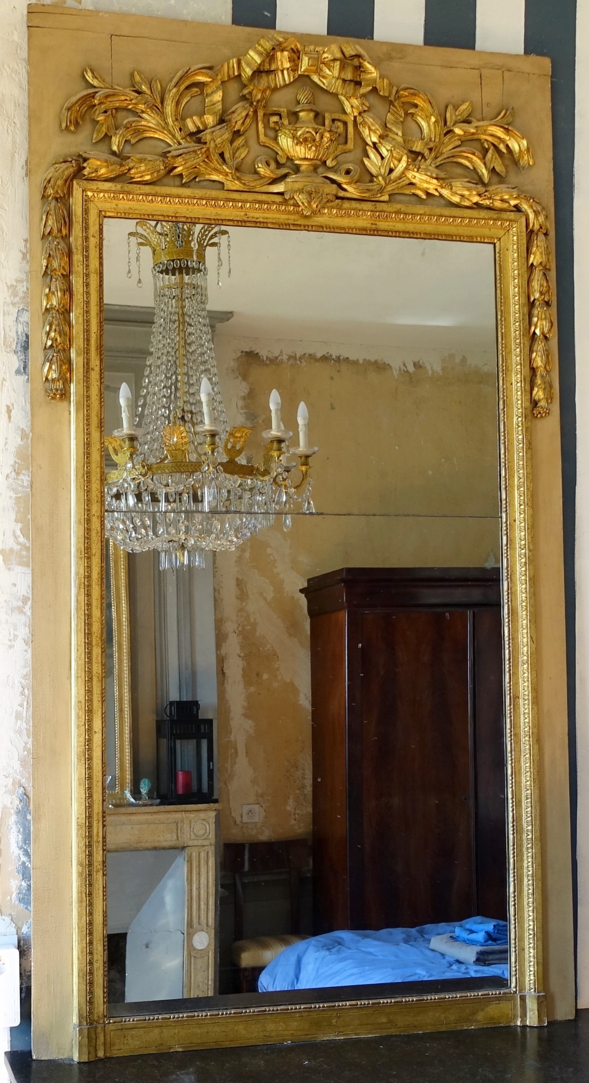 Détail — Trumeau, miroir de boiserie d'époque Louis XVI en bois laqué et doré, glace au mercure