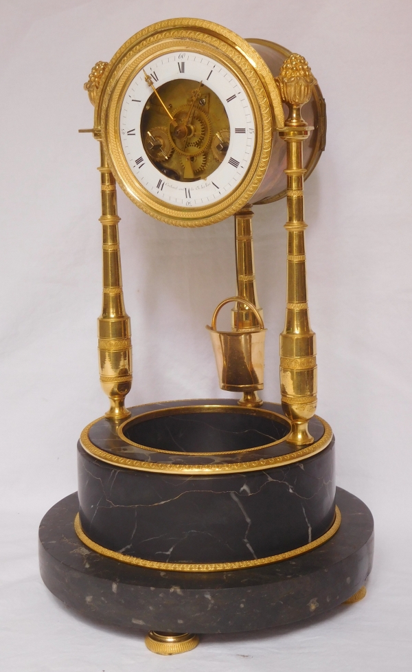 Détail — Pendule squelette au puits d'époque Consulat par Cachard - bronze doré et marbre portor