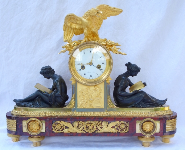 Détail — Pendule aux Maréchaux d'époque Empire, début XIXe siècle, bronze doré et marbre griotte