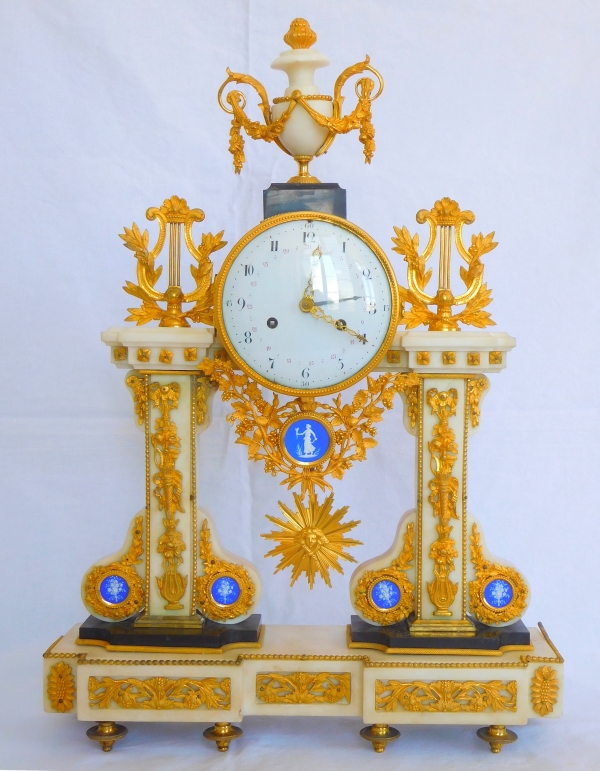 Détail — Importante pendule d'époque Louis XVI en marbre, biscuit de Wedgwood et bronze doré
