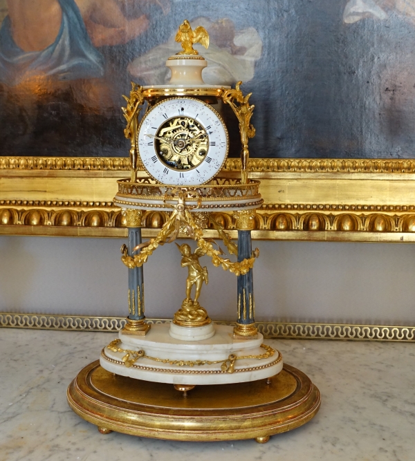 Detail — Louis XVI mantel clock and its dome - late 18th century