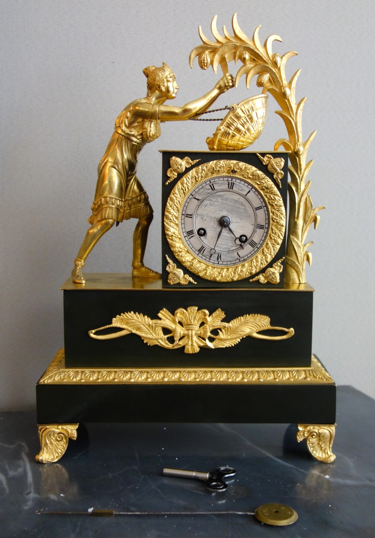 Détail — La récolte du Cacao - pendule Empire en bronze patiné et doré d'époque Restauration