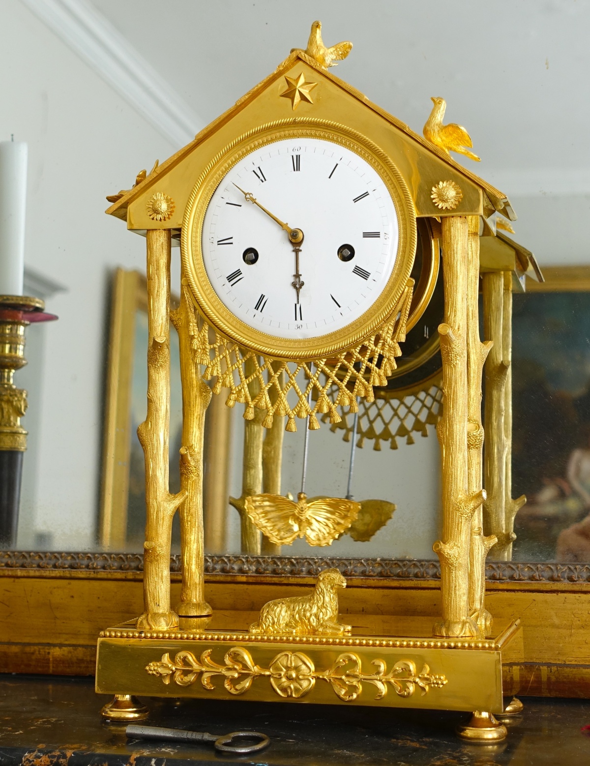 Détail — Pendule à la Chaumière en bronze ciselé et doré en mat et brillant - époque Empire Restauration