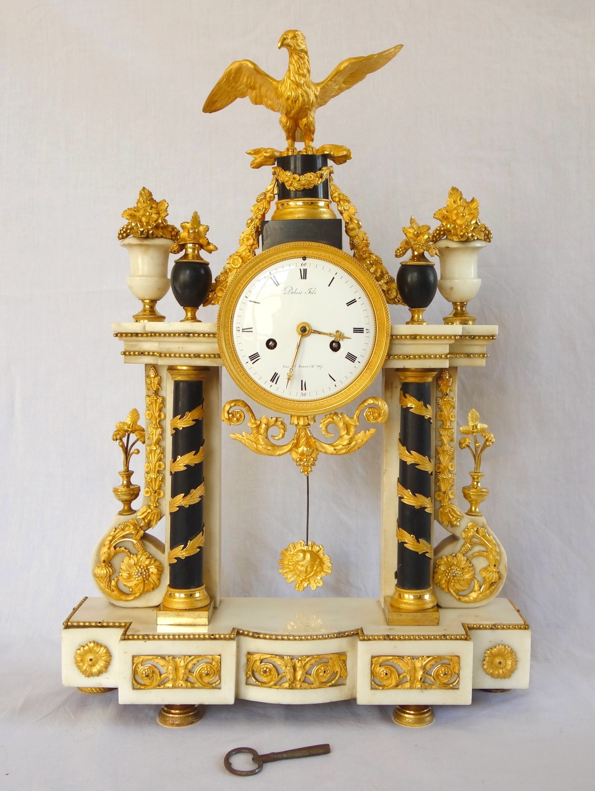Détail — Pendule portique d'époque Louis XVI en bronze doré au mercure et marbre - 52cm