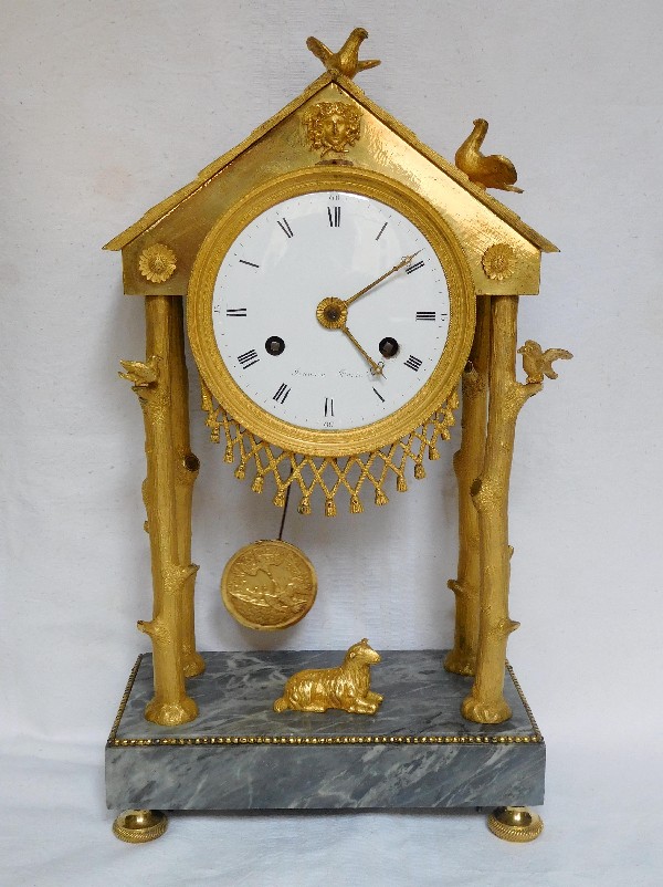 Détail — Insolite pendule à la Chaumière en bronze doré, époque Empire