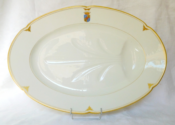 Detail — Large porcelain meat dish, coat of arms of Counts of Castelnau - 19th century
