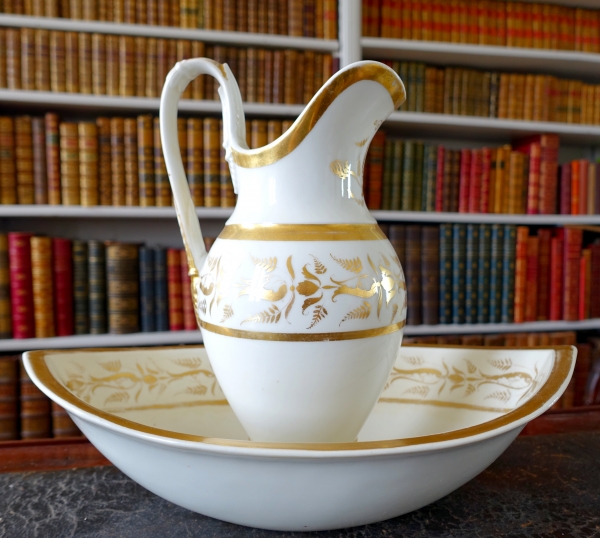 Détail — Ensemble lavabo en porcelaine de Paris, aiguière et son bassin à décor blanc & or époque Empire