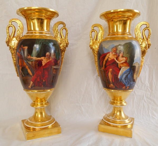 Détail — Paire de grands vases Empire à scènes antiques en porcelaine de Paris sorée - 41cm