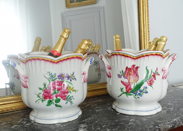 Détail — Paire de grands seaux à champagne ou jardinières géantes en faïence - XIXe siècle