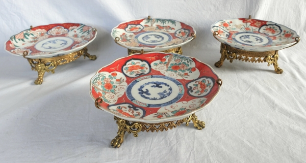 Détail — Suite de 4 assiettes montées bronze en porcelaine du Japon à décor Imari