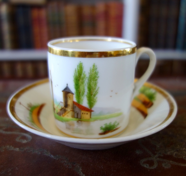 Détail — Tasse à café Empire en porcelaine de Paris dorée à l'or fin & paysage de château - vers 1820