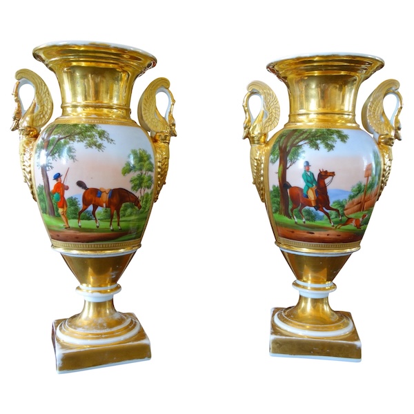 Paire de vases d'ornement Empire à décor équitation - porcelaine de Paris - époque Restauration