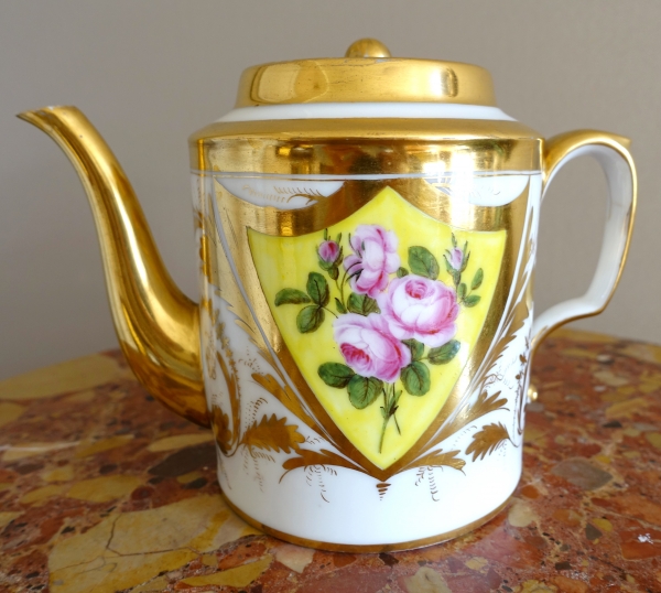 Détail — Verseuse, théière en porcelaine de Paris dorée - décor de roses - début XIXe siècle vers 1820