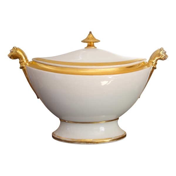 Soupière d'époque Empire en porcelaine de Paris aux têtes de lionnes