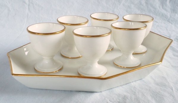 Détail — Nast : série de 6 coquetiers d’époque Empire et leur présentoir, porcelaine de Paris blanche et or