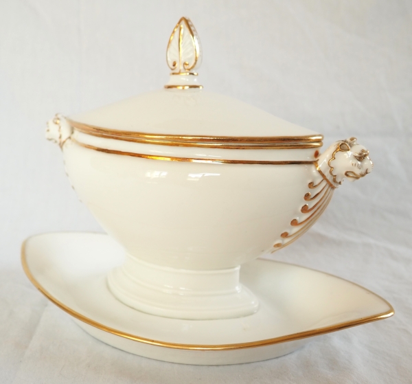 Détail — Nast : saucière d’époque Empire en porcelaine de Paris blanche et or