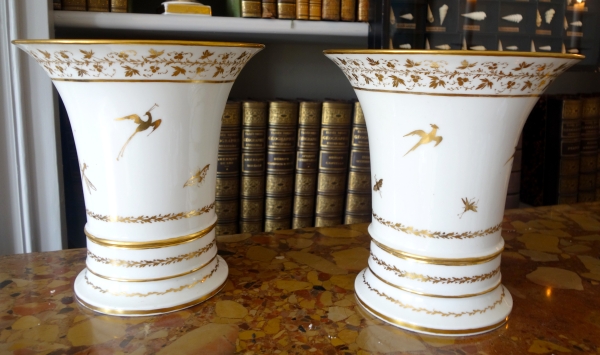 Détail — Paire de vases cornet ou cache-pots en porcelaine de Paris dorée à l'or fin, époque Empire