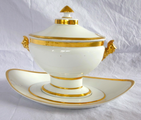 Détail — Nast : saucière d'époque Empire aux bustes d'Athena - porcelaine Paris dorée à l'or fin