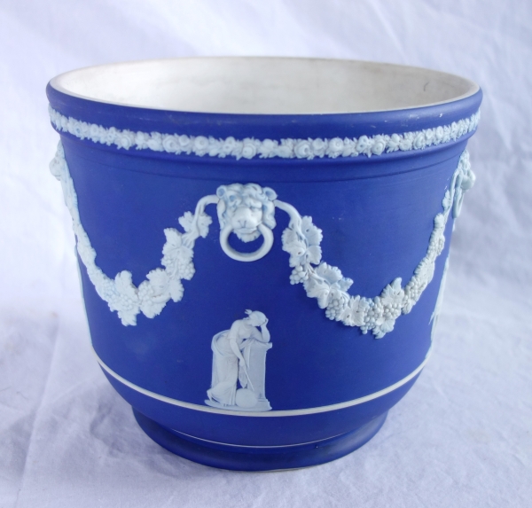 Détail — Wedgwood : grand cache-pot / centre de table néoclassique en porcelaine biscuit bleu foncé