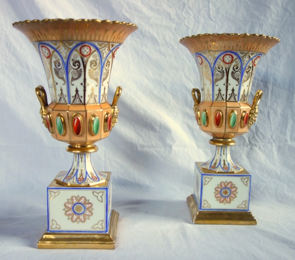 Détail — Paire de vases Charles X Néo-Renaissance en porcelaine de Paris - riche décor polychrome et or