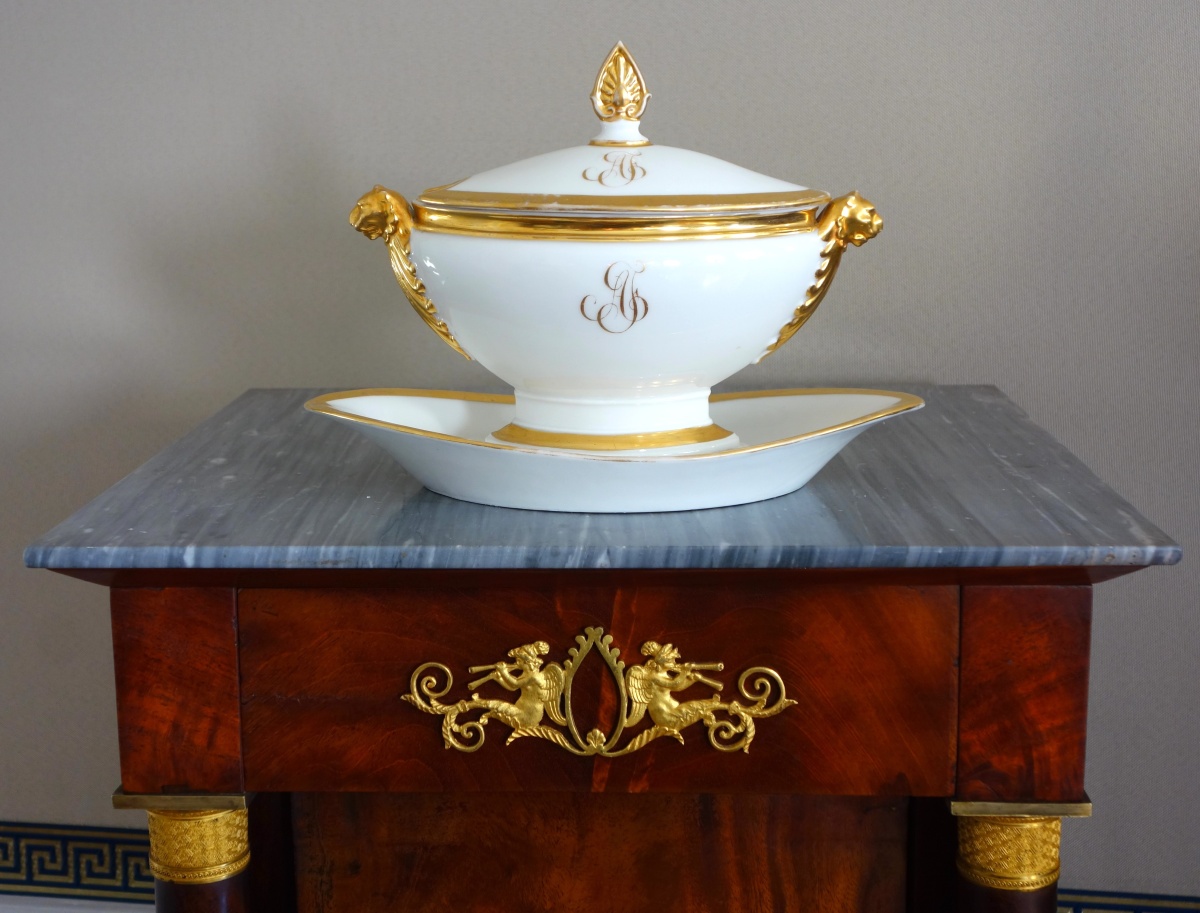 Detail — Nast Manufacture : Paris porcelain sauce boat, lion)shaped handles, Empire period