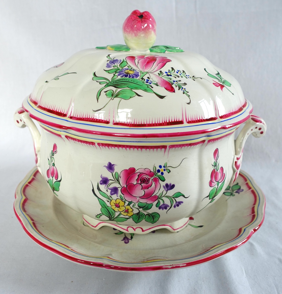 Detail — Luneville earthenware polychromatic soup tureen and its saucer - signed
