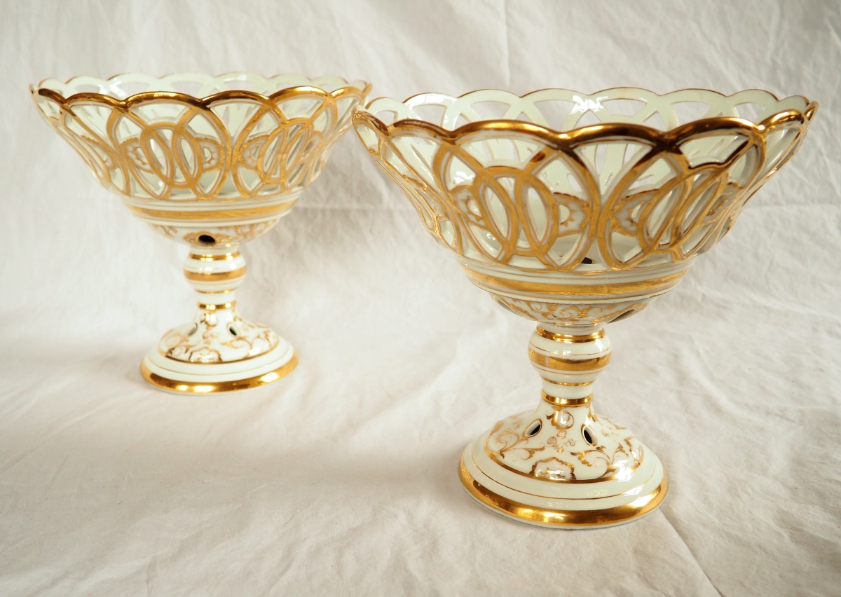 Detail — Pair of Empire Paris porcelain reticulated cups enhanced with fine gold - circa 1840