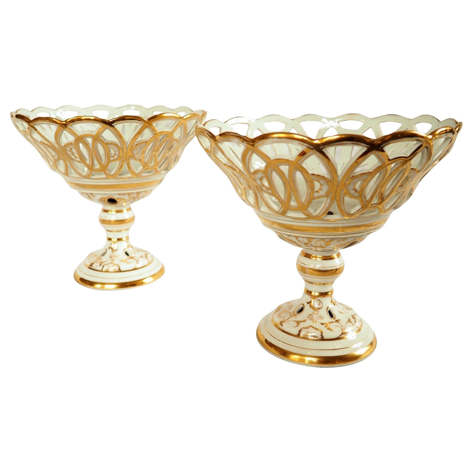 Pair of Empire Paris porcelain reticulated cups enhanced with fine gold - circa 1840