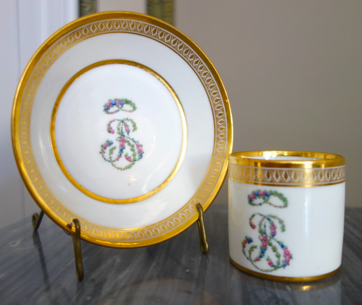 Détail — Manufacture du Duc d'Angoulême : tasse litron en porcelaine, époque Louis XVI